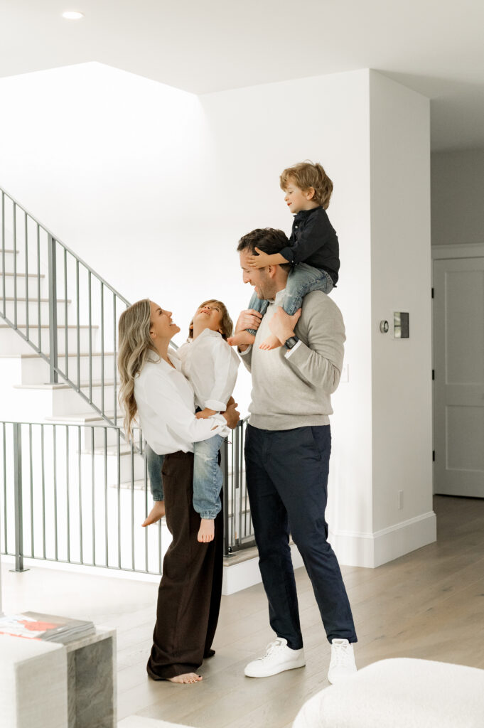 family photographer in home